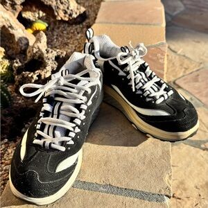 Skechers Shape-Ups Black & White Walking Sneakers | Women’s 6.5